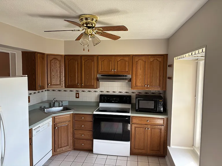 2922 Carlyle Ct — Photo 2