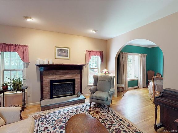 3rd image of 35 White Oak Dr