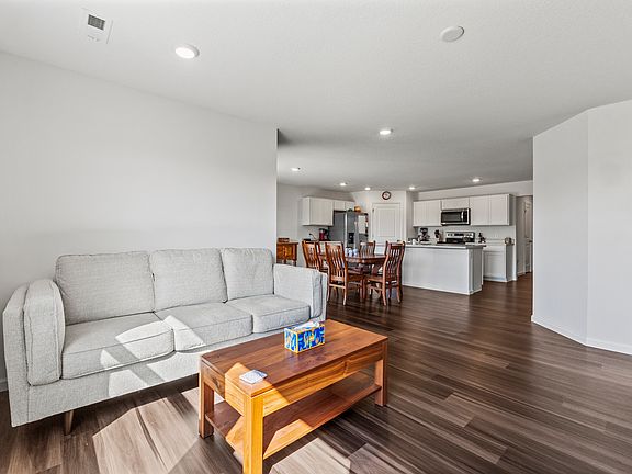 5th image of 399 Brittania Dr
