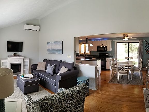 Vaulted ceilings 
Light & airy