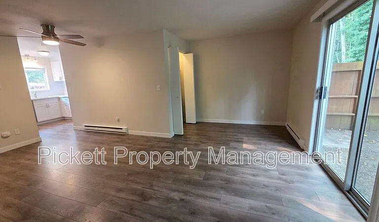 354 NW Edvard St #E — Photo 9