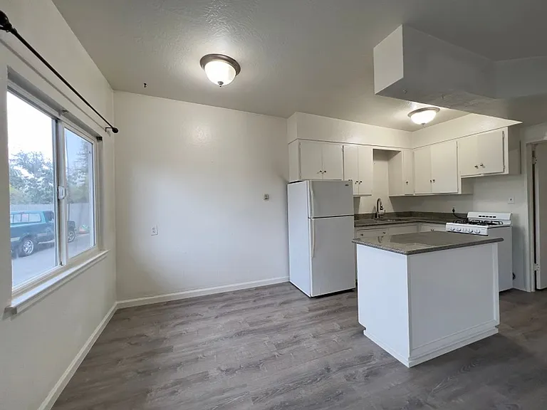 Hilltop Drive, 2991* — Photo 7