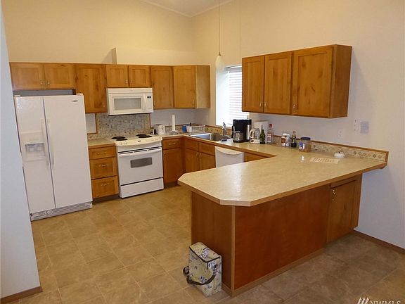 5th image of 205 Sunny Dr