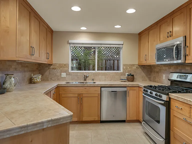 935 W Spain St #L — Photo 8