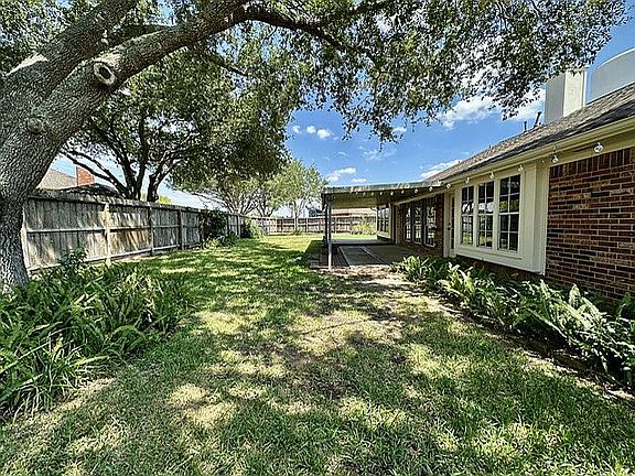 2nd image of 1204 Blueberry Ln