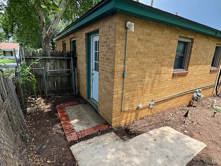 528 E Douglas Dr — Photo 26