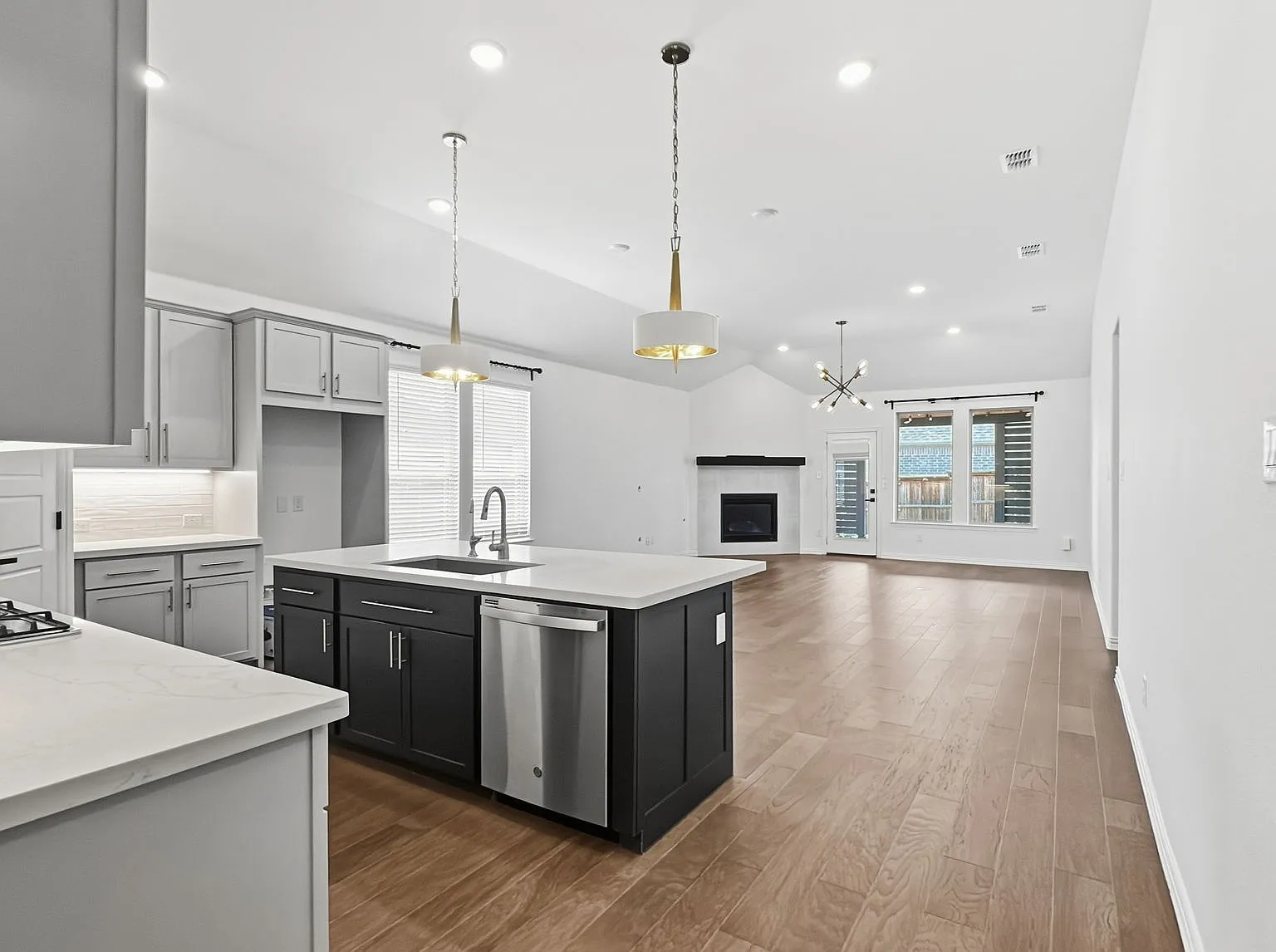 4 bed, 2093 sqft, $3,500 — Photo 3