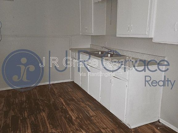 2nd image of 602 E Navarro Ave