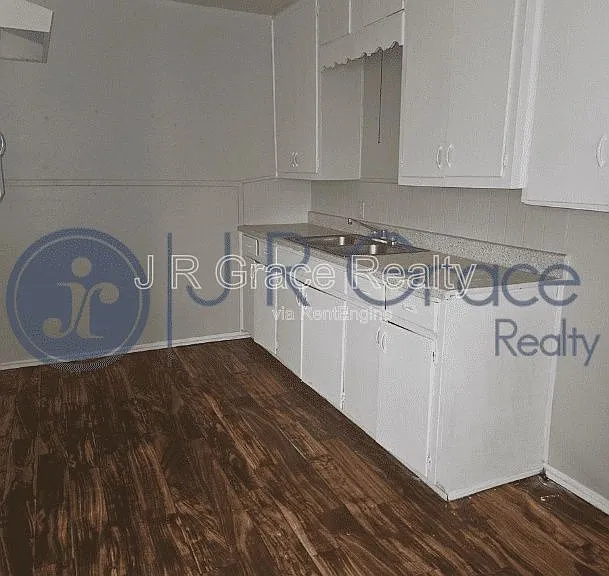 602 E Navarro Ave — Photo 2