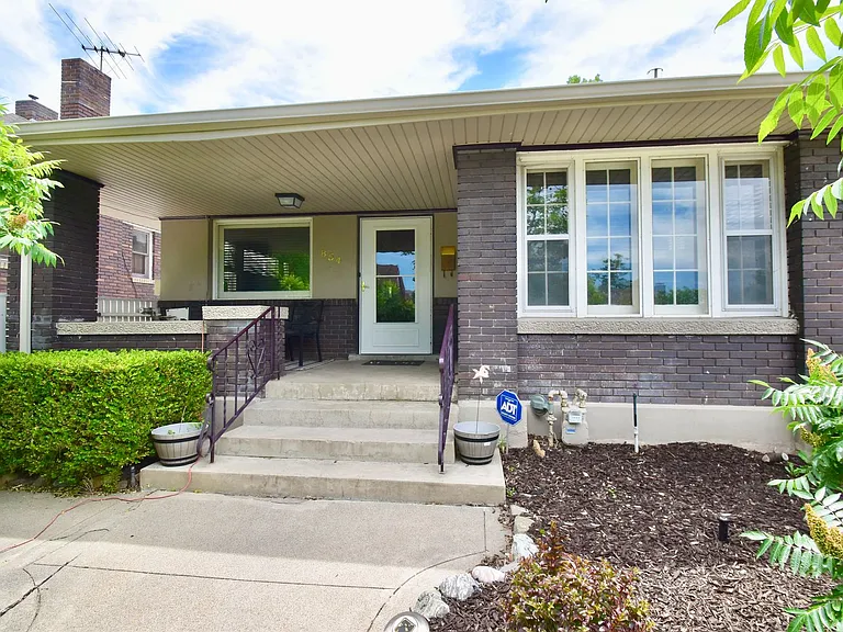854 E Kensington Ave — Photo 2