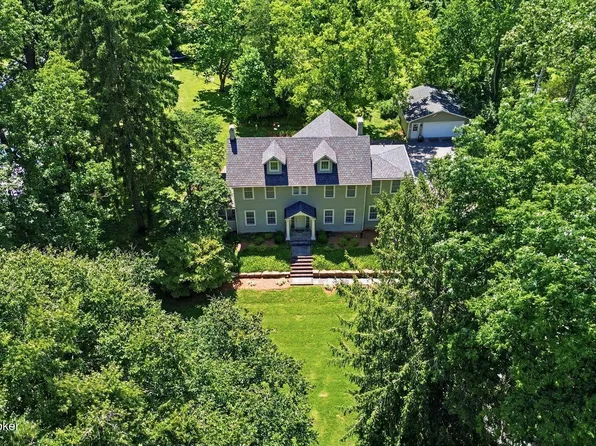 902 Bellewood Rd, Anchorage, KY 40223