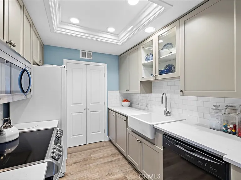 140 Villa Point Dr — Photo 15