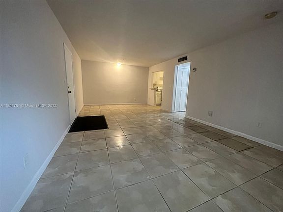 3rd image of 770 NE 128th St APT 103