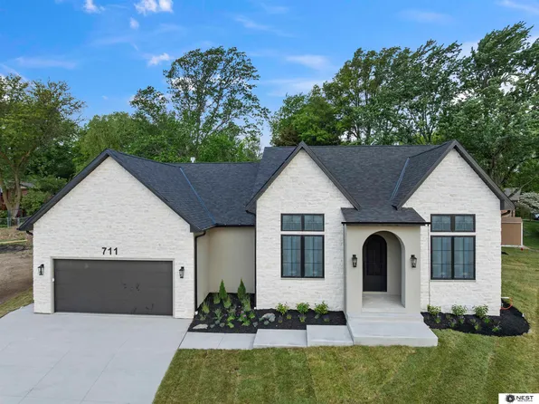 711 Yearling Ct, Lincoln, NE 68520