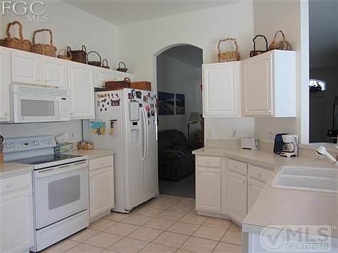 Bright White, Open Kitchen! Breakfast Bar and Breakfast Nook!