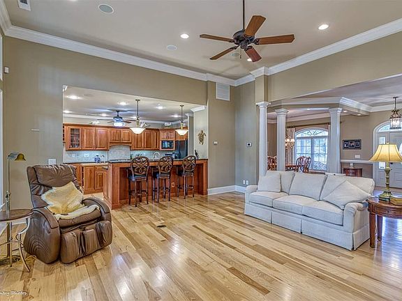 4th image of 560 Tidewater Cir