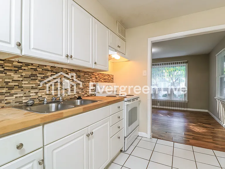 350 Brackleigh Ln — Photo 8