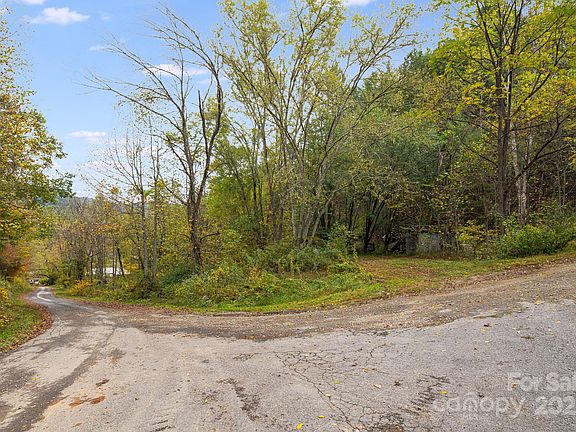 5th image of 211 Evergreen Rd