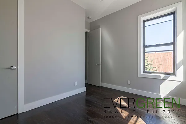 Rented by Evergreen Apartments BK | media 32