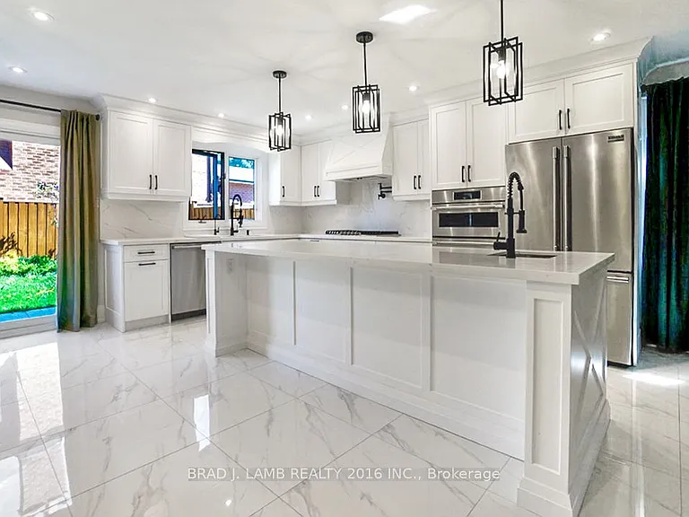 62 Royal Garden Blvd — Photo 2