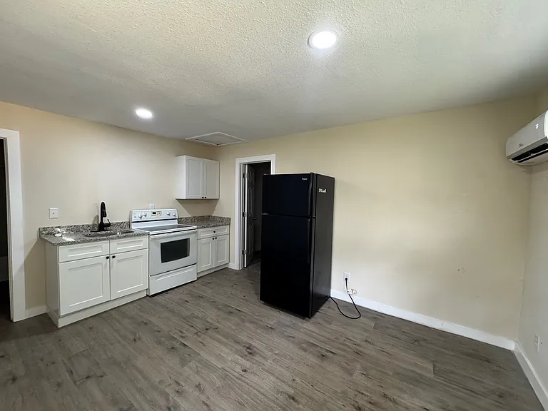 202 W Highland St #1 — Photo 8
