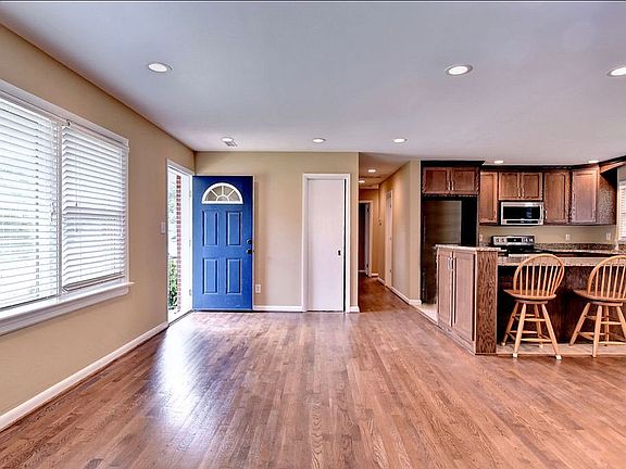 4th image of 305 Crittenden Ln