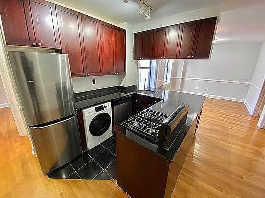 3rd image of 132 Thompson St APT 28