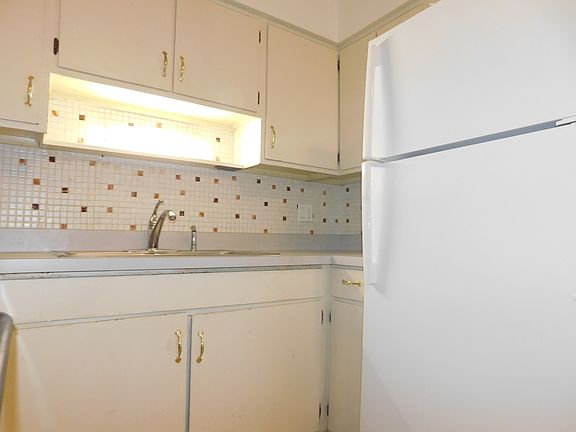 5th image of 4036 N California Ave APT 104