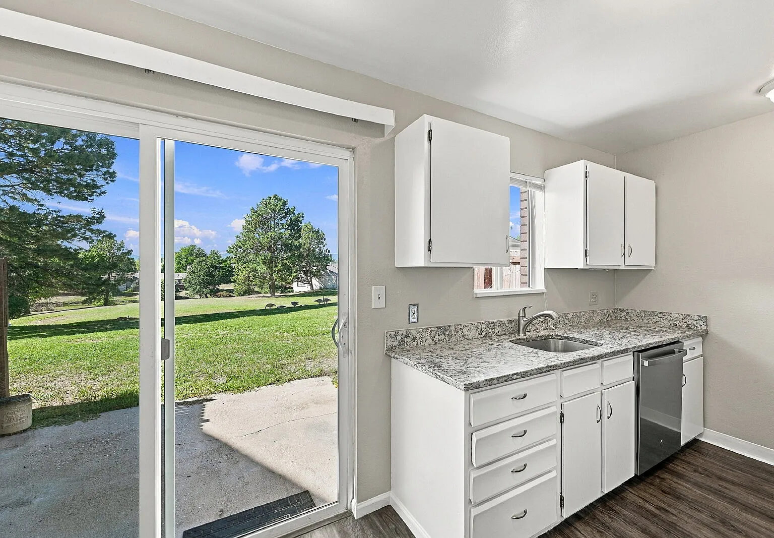 3 bed, 3.0 bath, 2065 sqft, $2,330 — Photo 3