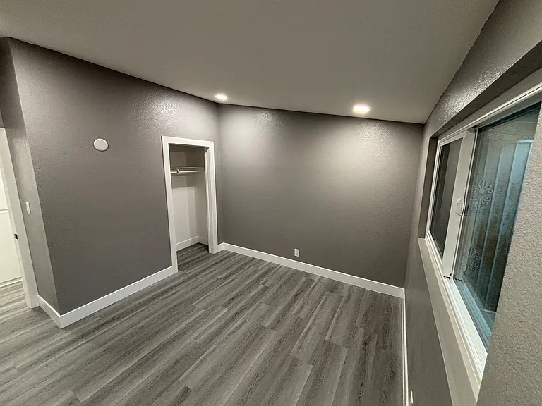 702 S Gates St — Photo 10