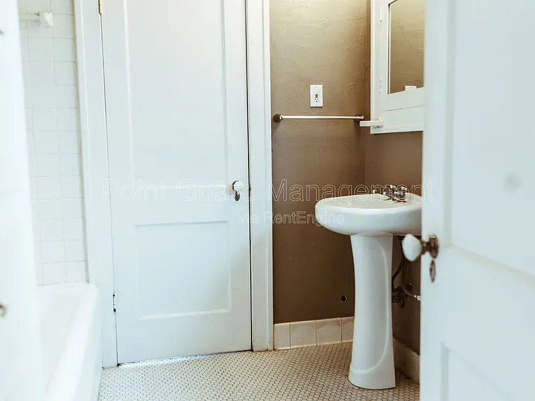 1318 N Robinson Ave — Photo 36