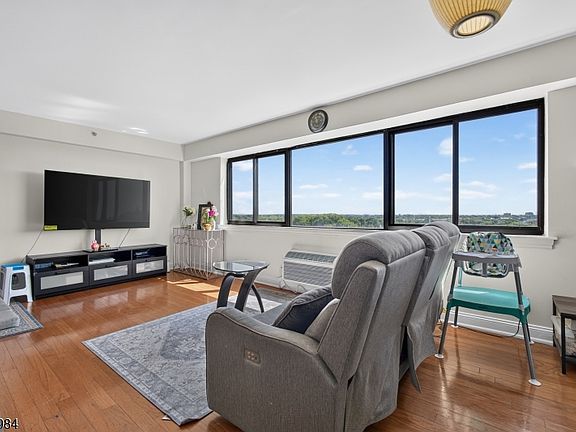 5th image of 60 Parkway Dr #10C