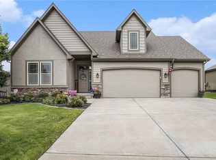 18512 W 194th St, Spring Hill, KS 66083