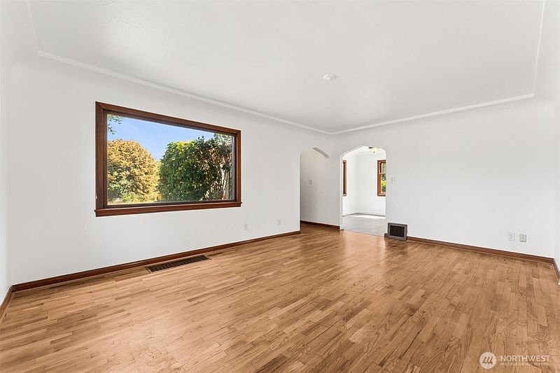 4th image of 512 118th Street S