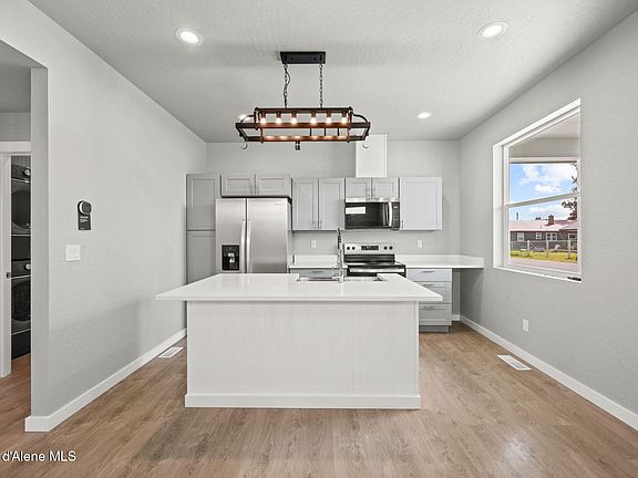 3rd image of 80 E Beardmore Ave