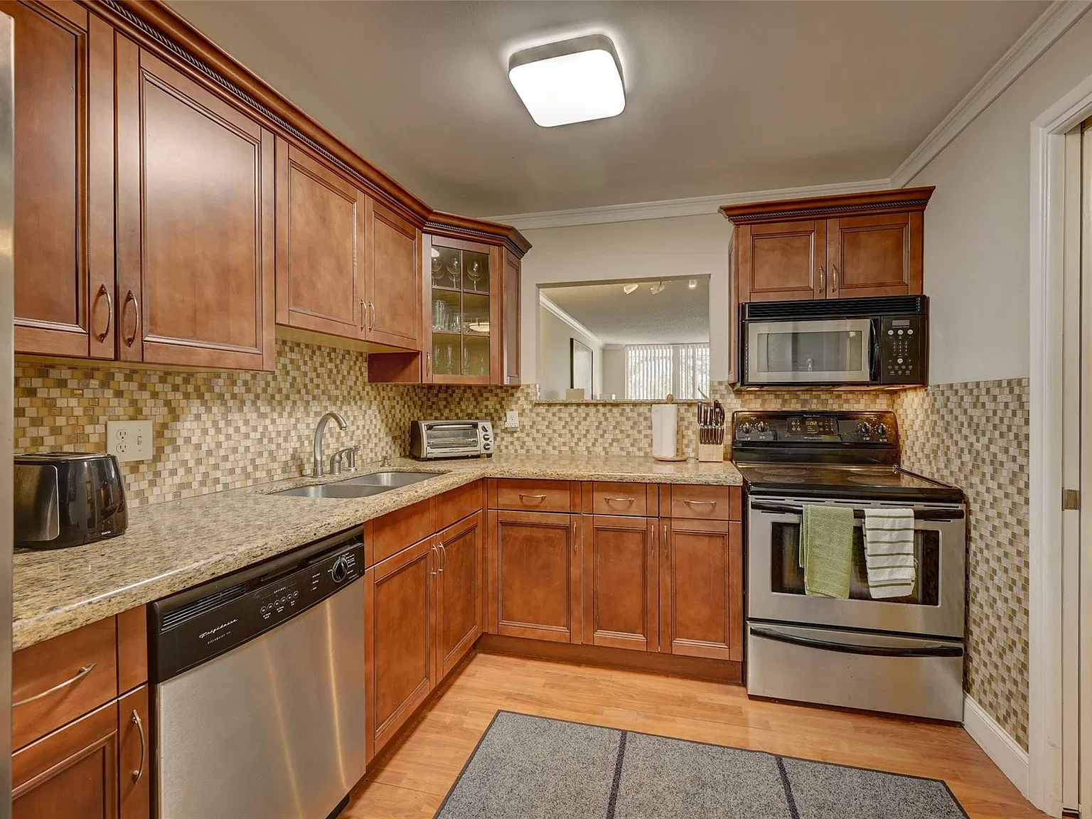3 bed, 2.0 bath, 1444 sqft, $3,000 — Photo 3