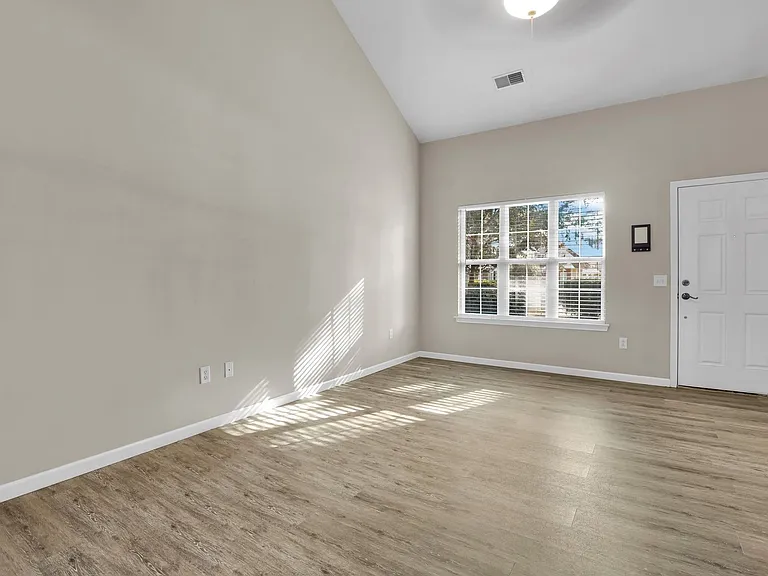 230 N Cir — Photo 10