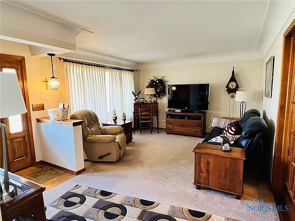 4th image of 400 Park Ln