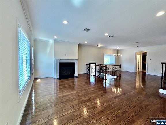 2nd image of 25 Jacobs Lndg
