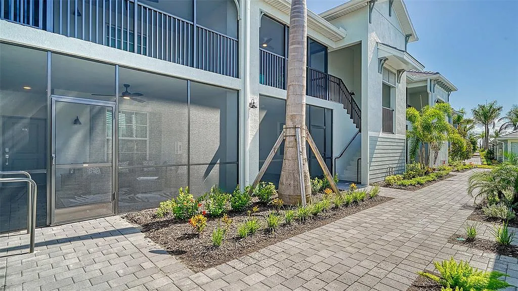 2 bed, 2.0 bath, 1355 sqft, $7,500 — Photo 2