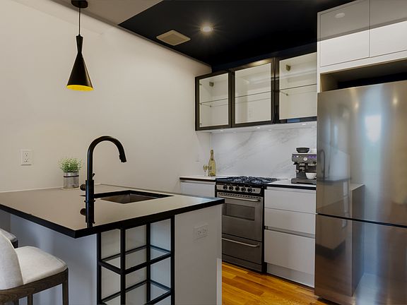 4th image of 10 Lexington Ave #4M1