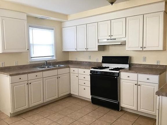 3rd image of 702 Sherwood Ave