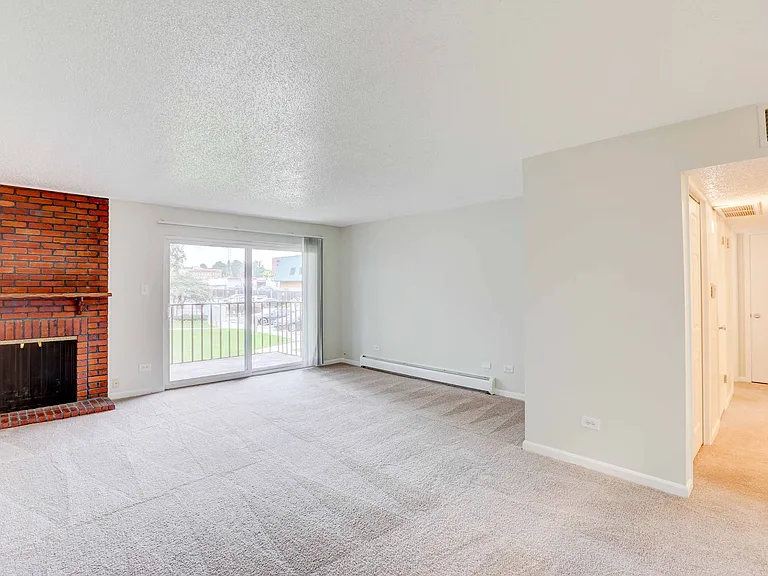 Monaco Parkway Apartments — Photo 10