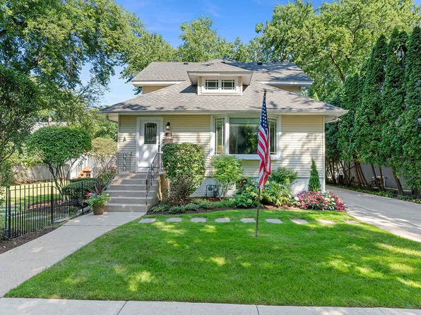 216 4th St, Wilmette, IL 60091