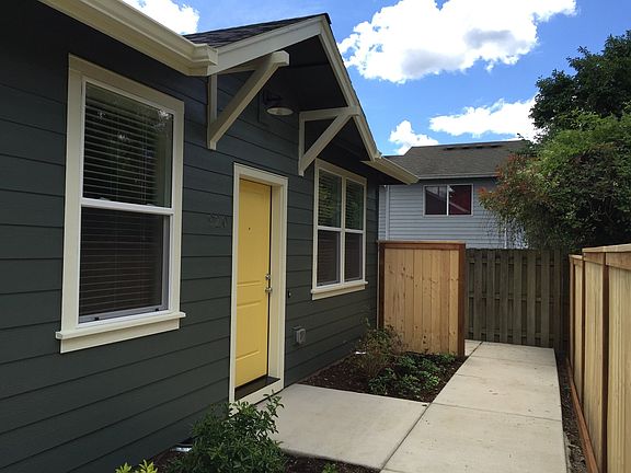 2nd image of 920-922 SE Tacoma St #926