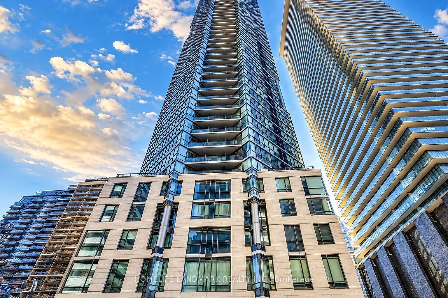 Chaz Yorkville Condo — Photo 3