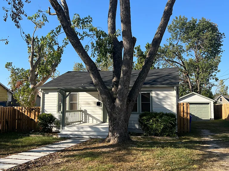 517 W Maple St — Photo 22