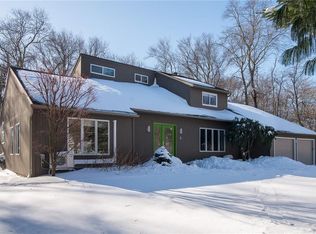 8 Tall Pines Dr, Barrington, RI 02806