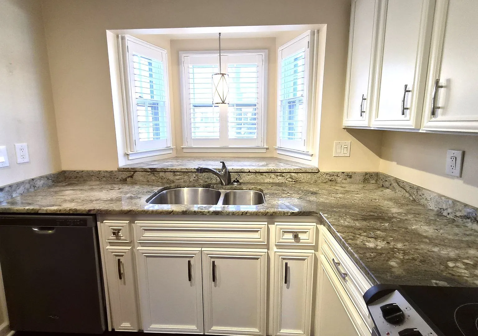 Great Two Bedroom Townhouse Convenient to Downtown Greenville! — Photo 4