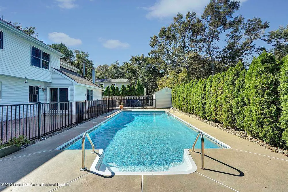 39 Green Ave photo 1